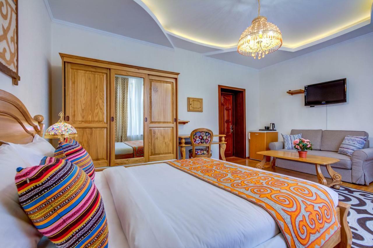 Navat Hotel Bishkek Exterior photo